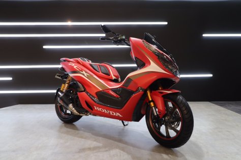 Modifikasi-Honda-PCX-150-Indonesia-tahun-2018-versi-Red-Sporty